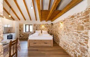 6 habitaciones, tabla de planchar con plancha y cuna de viaje 