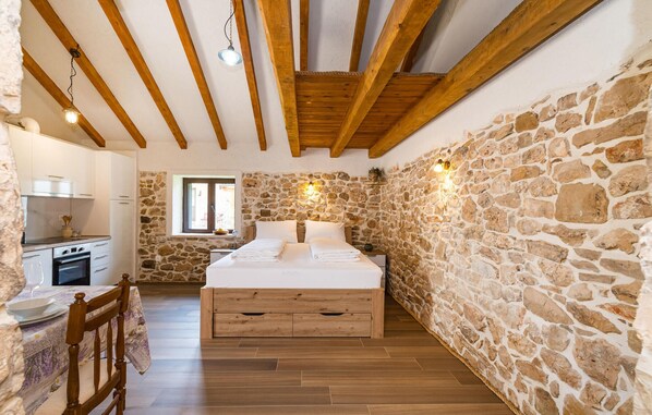 6 bedrooms, iron/ironing board, travel cot, free WiFi