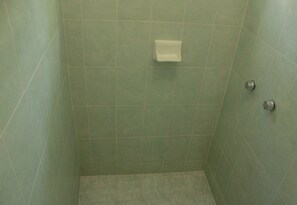 Economy Room, 2 Double Beds | Bathroom | Bathtub, towels, soap, shampoo