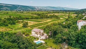 A house with a swimming pool surrounded by lush greenery and terraced fields in the background. - Beautiful home in Grubine (Grubine)