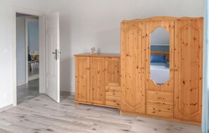 3 bedrooms, travel crib, free WiFi, bed sheets