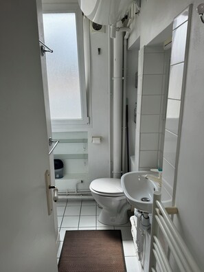 Dusj, hårføner, håndklær og såpe