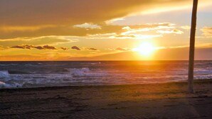 A sunset over the ocean with waves crashing onto the shore. - Stunning home in Aigues-Mortes with WiFi (Aigues-Mortes)