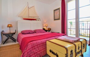 2 bedrooms, travel crib, free WiFi, bed sheets