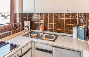 Kühlschrank, Herdplatte, Wasserkocher mit Kaffee-/Teezubehör