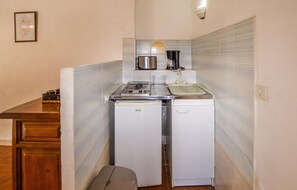 Refrigerador, microondas, parrilla de estufa y cafetera y tetera 