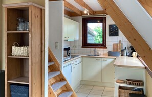 Een koelkast, een kookplaat, een vaatwasser