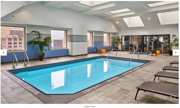 Een binnenzwembad, een verwarmd zwembad