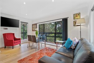 Deluxe Villa | Pillowtop beds, iron/ironing board, free WiFi, bed sheets