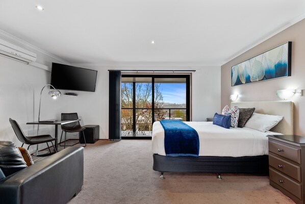 Standard Studio Suite, 1 Queen Bed, Balcony, Garden View (First Floor) | Pillowtop beds, iron/ironing board, free WiFi, bed sheets - Hepburn Springs Accommodation (Hepburn Springs)