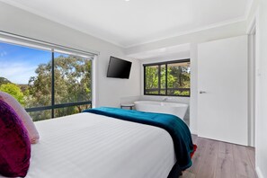 Deluxe Villa | Pillowtop beds, iron/ironing board, free WiFi, bed sheets - Hepburn Springs Accommodation (Hepburn Springs)