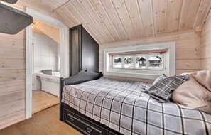 5 bedrooms, travel cot
