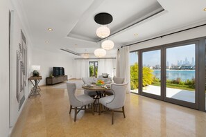 5 bedrooms - Exclusive Villa w Private Pool Garden Beach (Dubai)