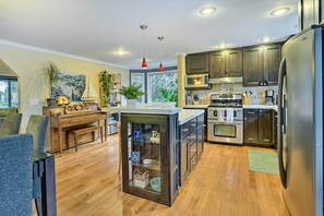 Fridge, microwave, stovetop, dishwasher - Home w/ Hot Tub: 7 Mi to Edmonds Waterfront! (Lynnwood)