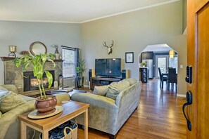 TV, fireplace, DVD player, books - Home w/ Hot Tub: 7 Mi to Edmonds Waterfront! (Lynnwood)