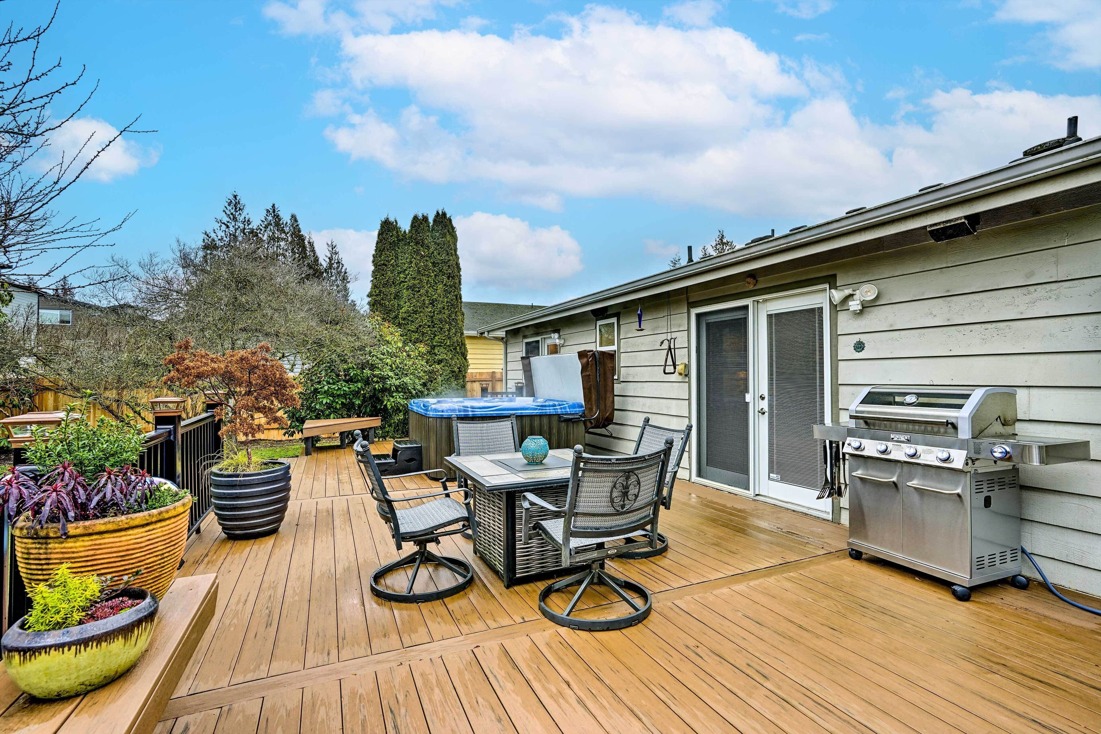 Lynnwood Home w/ Private Hot Tub!