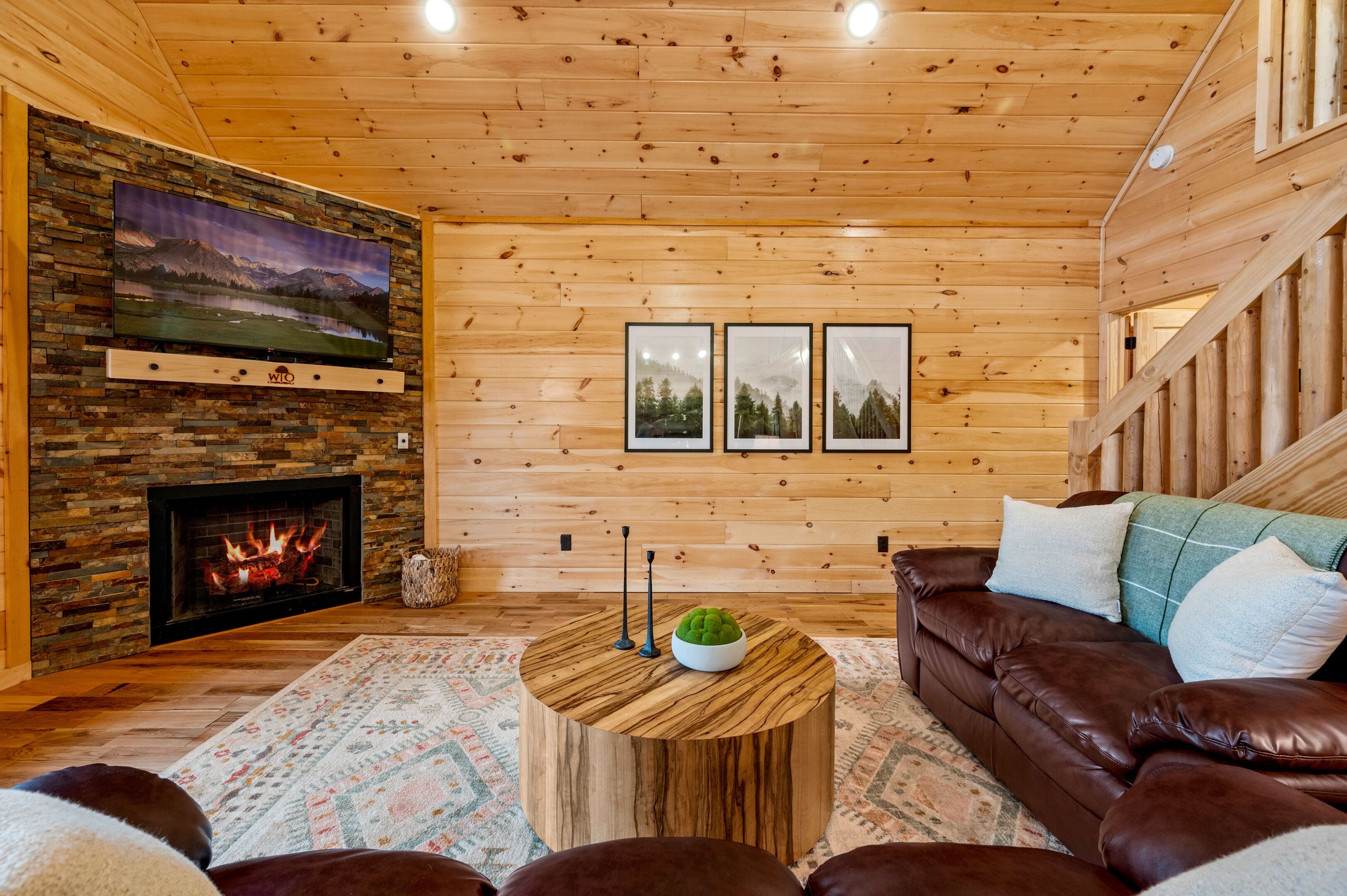 Cozy Cabin with Hot Tub, Views, Pool, Fire Pit. No Scary Mountain Roads!