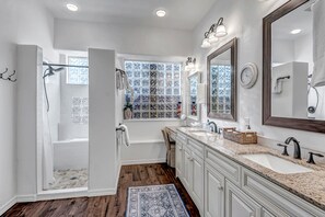 Combined shower/tub, hair dryer, towels - Scottsdale Grayhawk entire house with Private Pool, Sunroom, Office (Scottsdale)