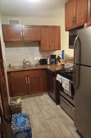Geladeira, micro-ondas, cooktop, talheres/pratos/utensílios de cozinha