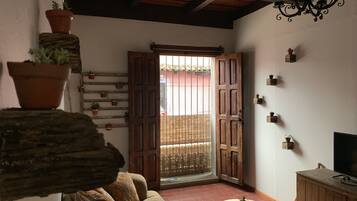 Familienapartment | Wohnbereich | 32-Zoll-Smart-TV mit Digitalempfang, Fernseher