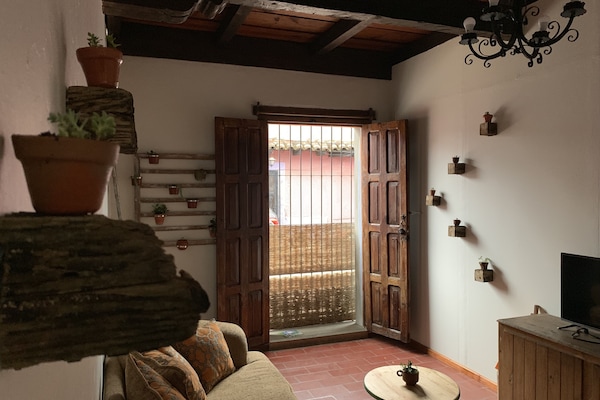 Apartamento familiar | Zona de estar | Smart TV de 32 pulgadas con canales digitales, una televisión