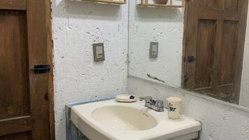 Familienapartment | Badezimmer | Dusche, Regendusche, Haartrockner, Handtücher