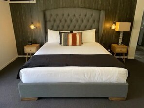 4 makuuhuonetta, työpöytä, Wi-Fi, vuodevaatteet