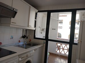 ثلاجة، ميكروويف، فرن، ماكينة لصنع القهوة/الشاي