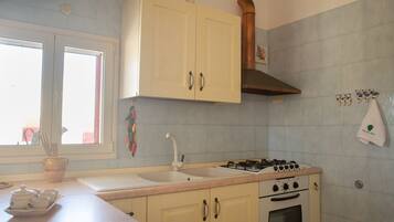 Refrigerador, horno y utensilios de cocina