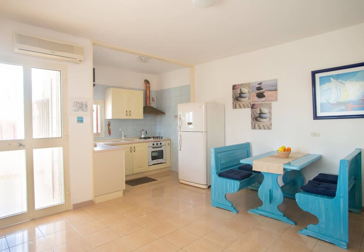 Fridge, oven, stovetop, coffee/tea maker