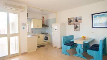 Fridge, oven, stovetop, coffee/tea maker