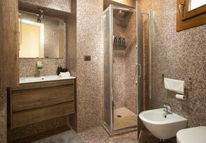 Badewanne, Haartrockner, HandtĂŒcher