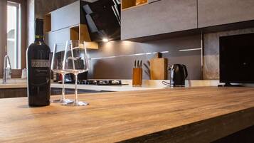 Réfrigérateur, four, plaque de cuisson, lave-vaisselle