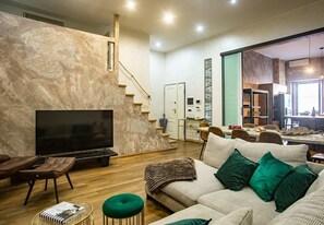 Unclassified image, 4 of 52, button