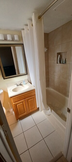 Toallas, jabón, papel de baño 