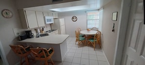 Frigorifero, microonde, piano cottura, lavastoviglie