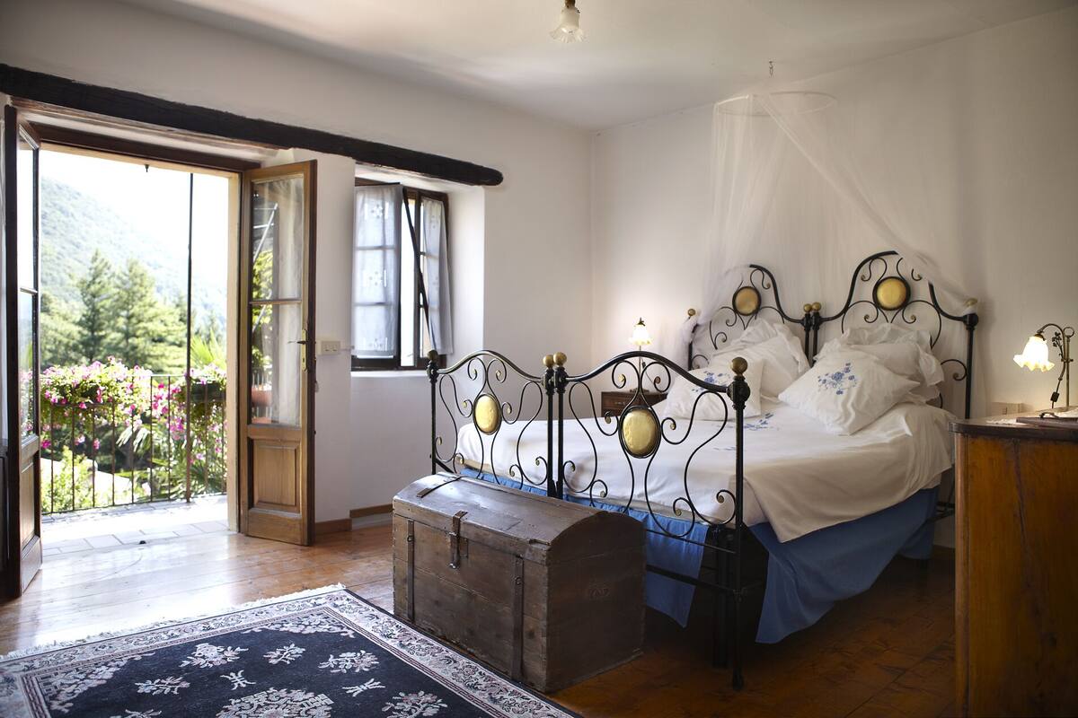 Kamar Mewah | Seprai premium, selimut bulu angsa, brankas, dan meja kerja