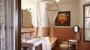 Kamar Mewah | Kamar mandi | Pengering rambut, jubah mandi, kloset, dan handuk