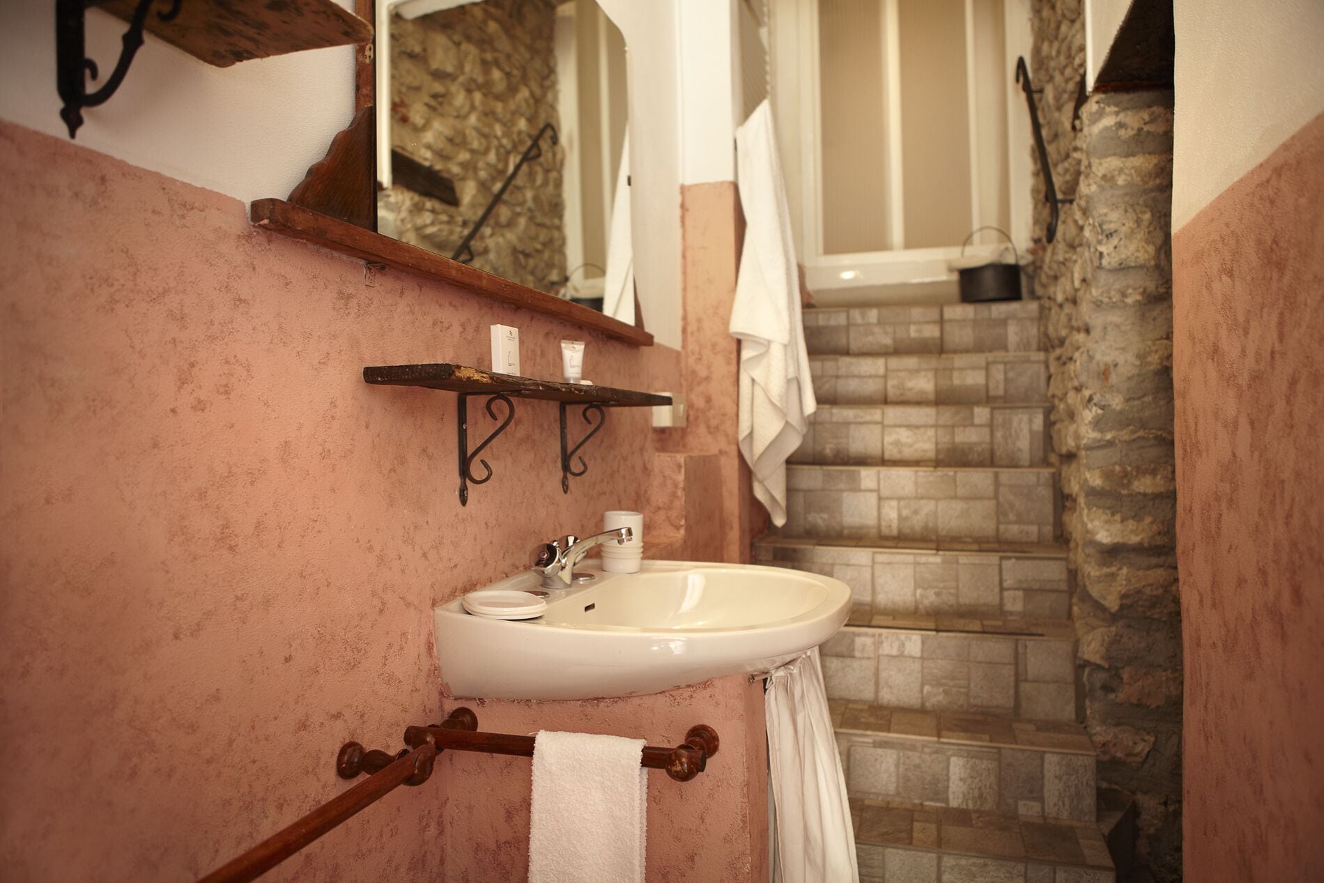 Une salle de bain avec un lavabo, un porte-serviettes et un miroir.