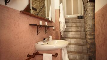 Une salle de bain avec un lavabo, un porte-serviettes et un miroir.