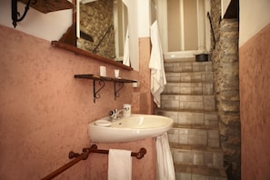 Deluxe-Zimmer | Badezimmer | Haartrockner, Bademäntel, Bidet, Handtücher