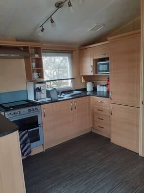 Chalet, Multiple Beds | Private kitchen | Fridge, microwave, oven, stovetop - Northfield 198, Skipsea Sands (Driffield)