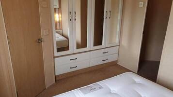 2 bedrooms, iron/ironing board, free WiFi