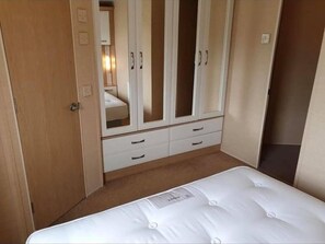 2 bedrooms, iron/ironing board, free WiFi