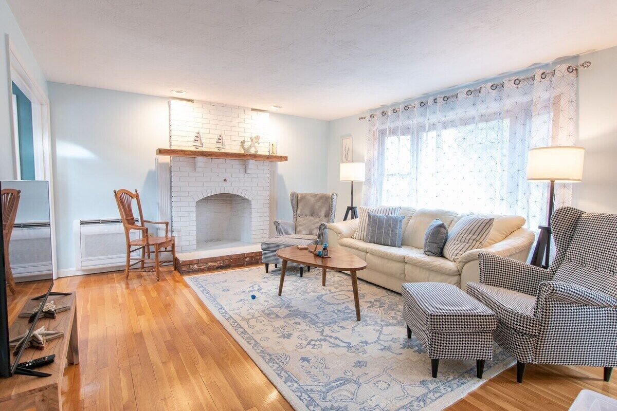 Bright and Inviting, close to Jacknife Beach!