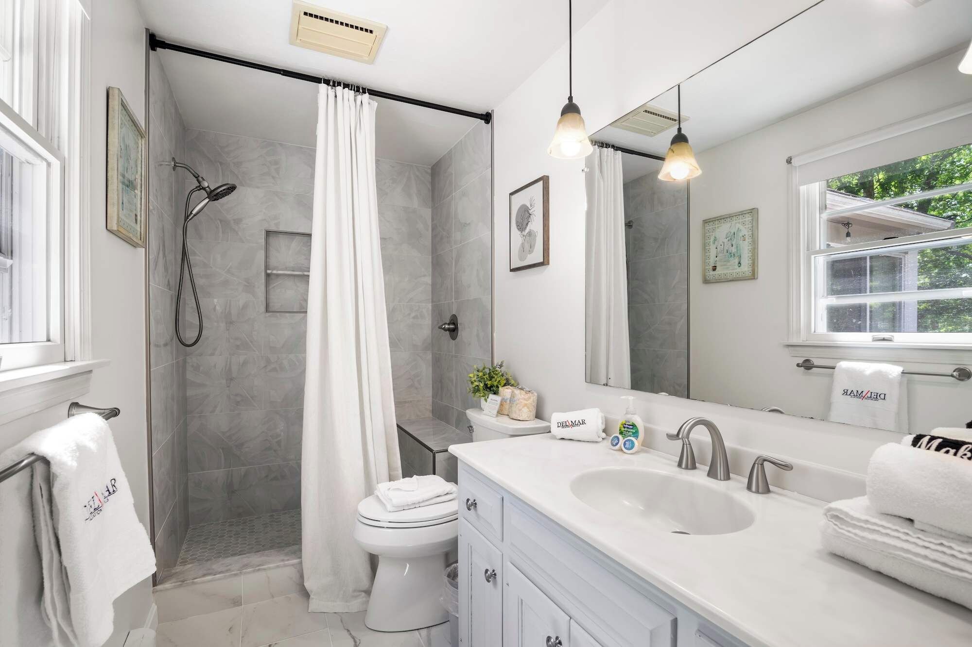 Ein modernes Badezimmer mit Dusche, Toilette und Waschtisch.
