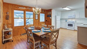 Interior - 12 42nd Avenue by Avantstay 2 Mins To The Beach Screened In Porch! (Isle of Palms)