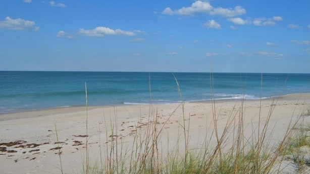 A beach with clear skies and calm waters. - Welcome at Coastal Soul perfect place for traveling Family  (Vero Beach)