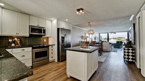 冷蔵庫、電子レンジ、オーブン、食器洗い機