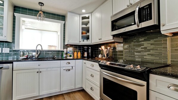 Kühlschrank, Mikrowelle, Ofen, Geschirrspüler